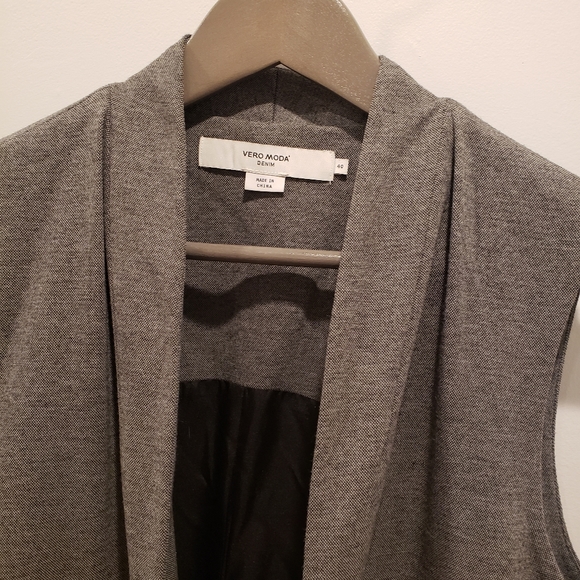 Grey vest - Picture 8 of 9